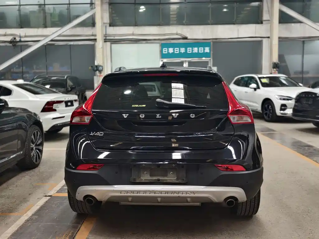 VOLVO V40 2014