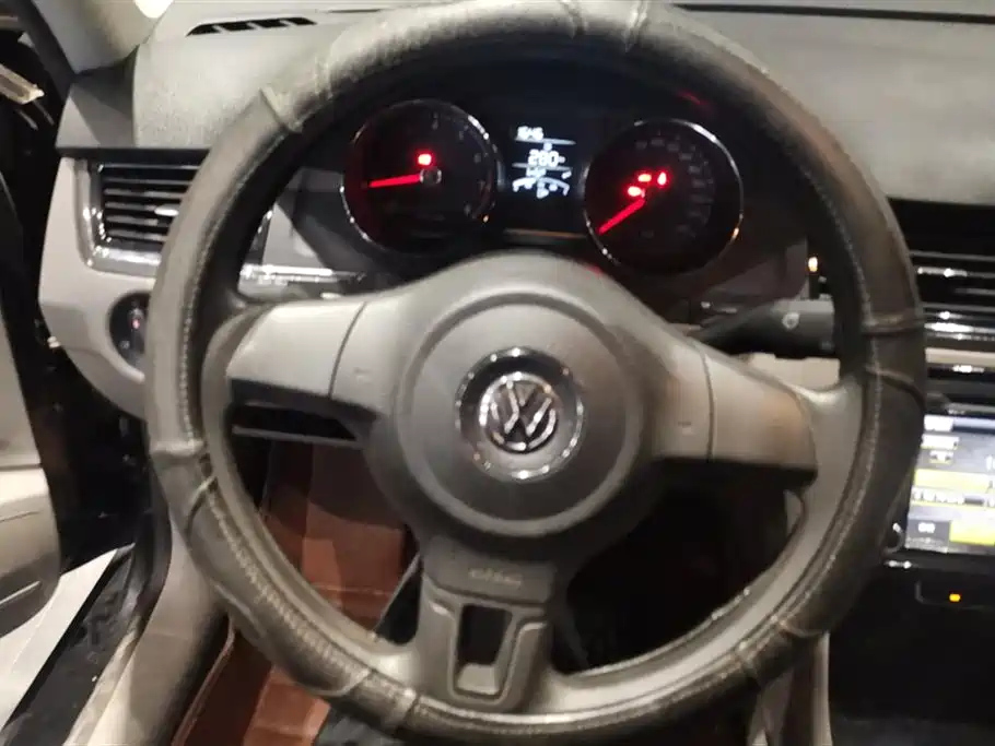VOLKSWAGEN BORA 2013