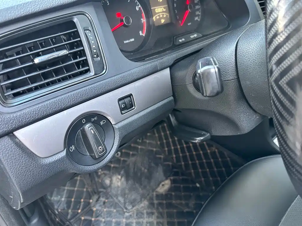 VOLKSWAGEN LAVIDA 2015