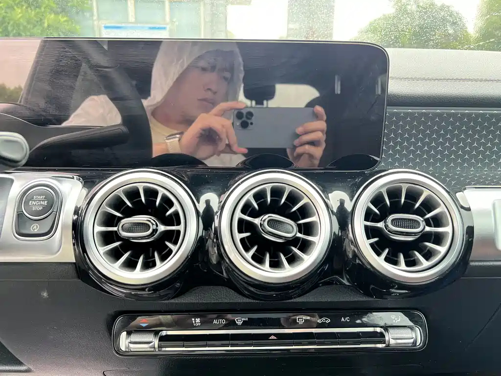 MERCEDES BENZ GLB 2024