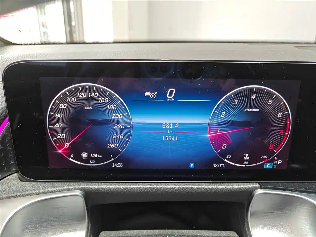 MERCEDES BENZ GLB 2024