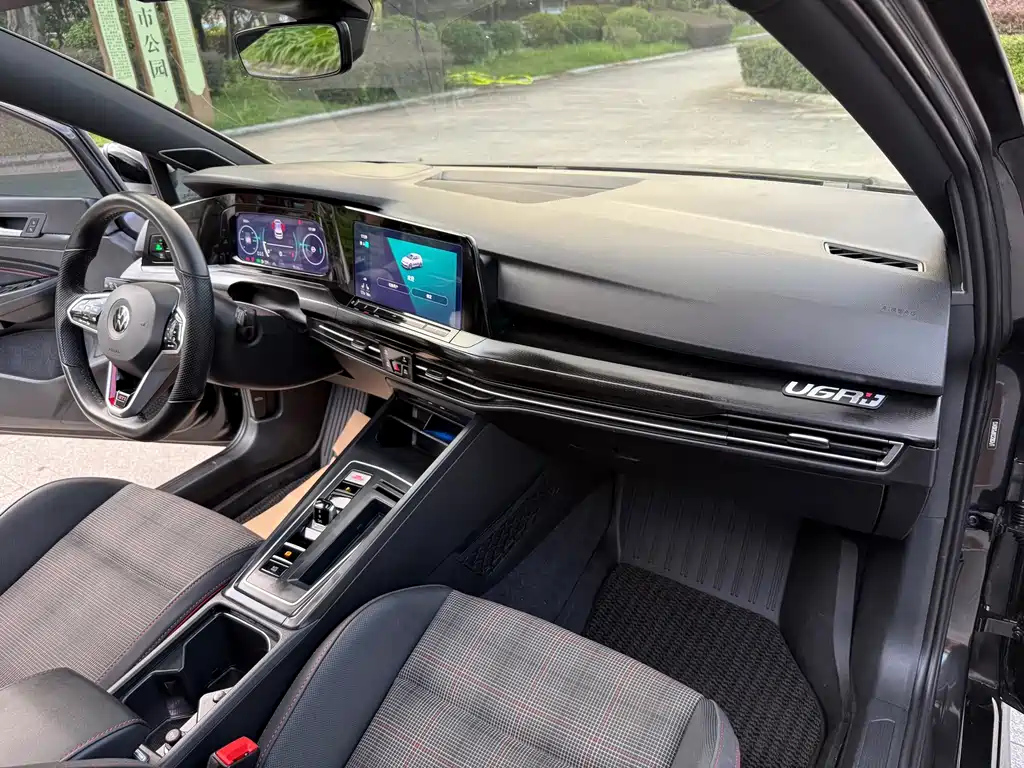 VOLKSWAGEN GOLF GTI 2023