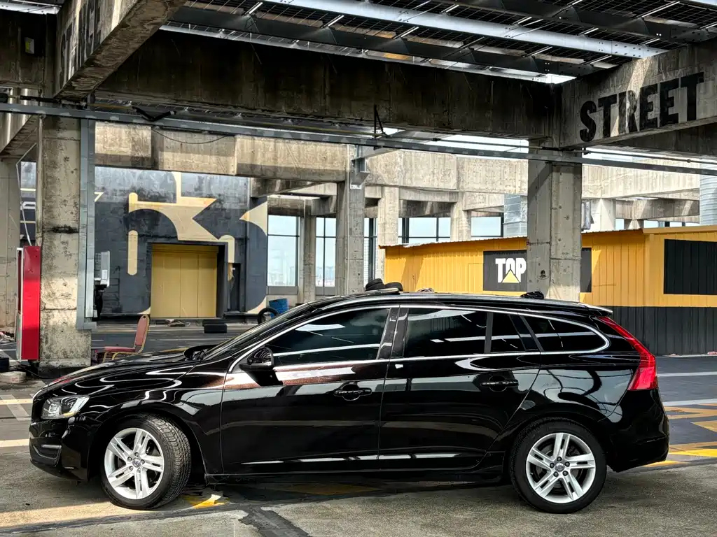 VOLVO V60 2015