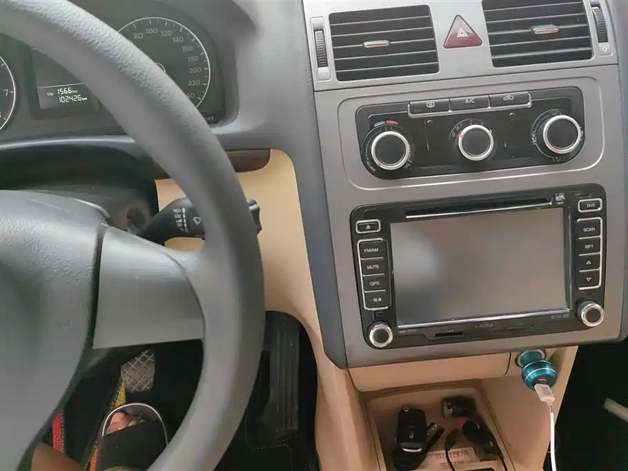 VOLKSWAGEN TOURAN 2013