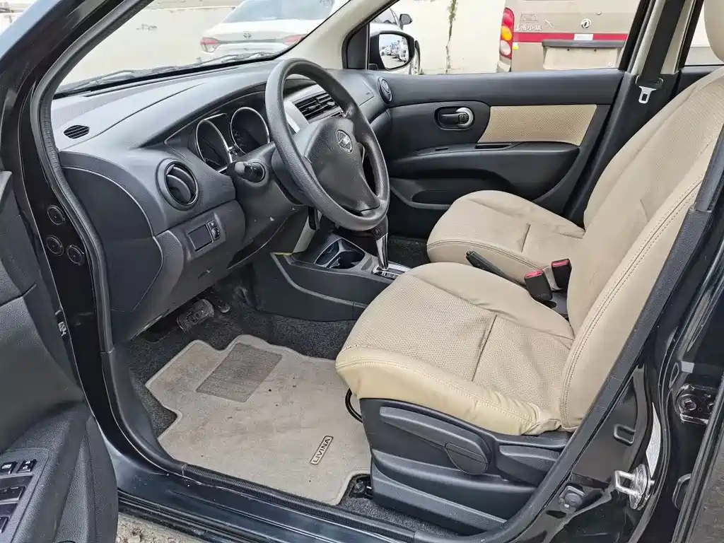 NISSAN LIVINA 2015