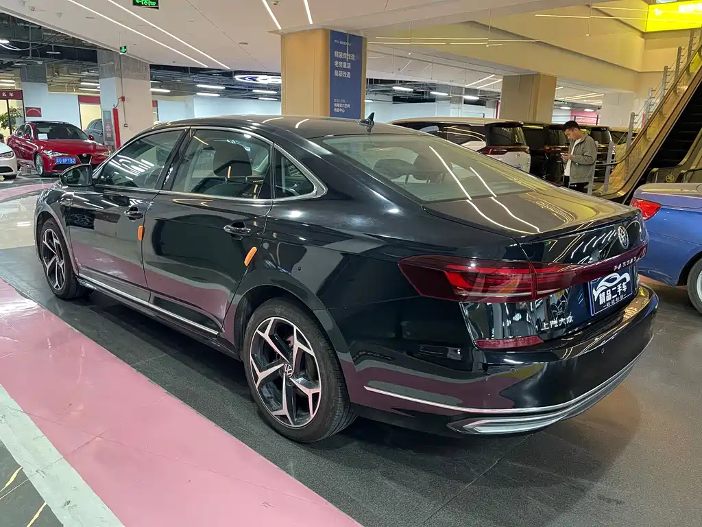 VOLKSWAGEN PASSAT 2024