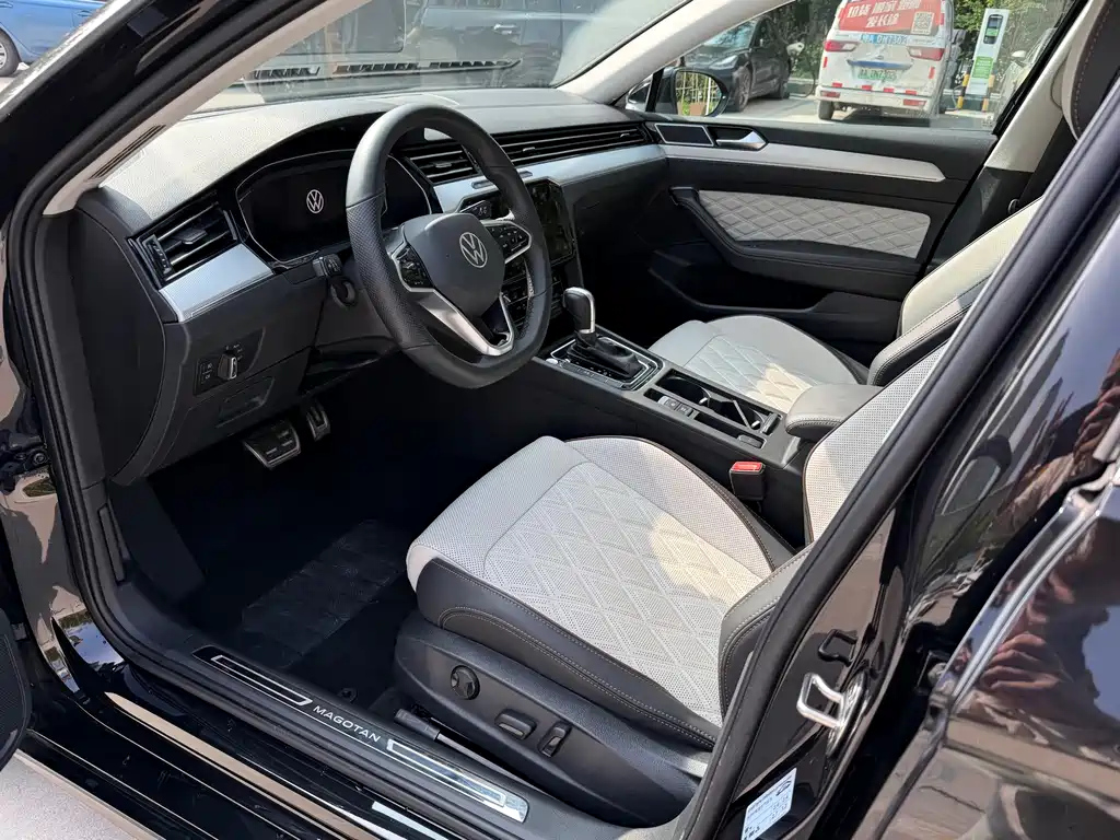 VOLKSWAGEN MAGOTAN 2023