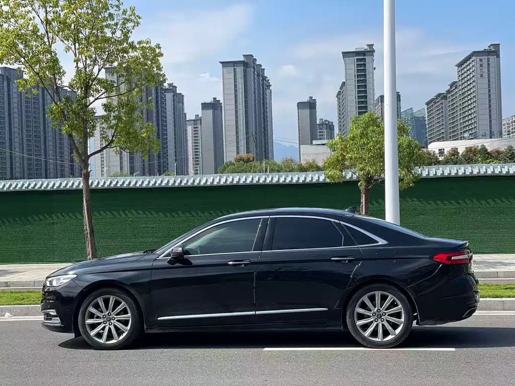 FORD TAURUS 2021