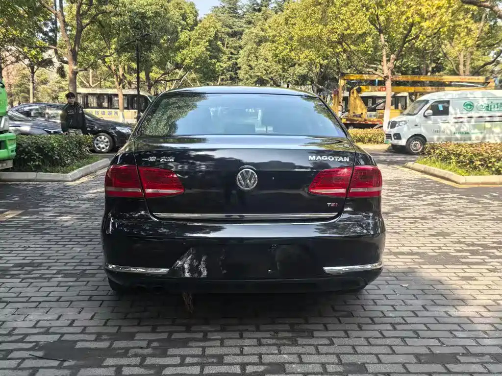 VOLKSWAGEN MAGOTAN 2013