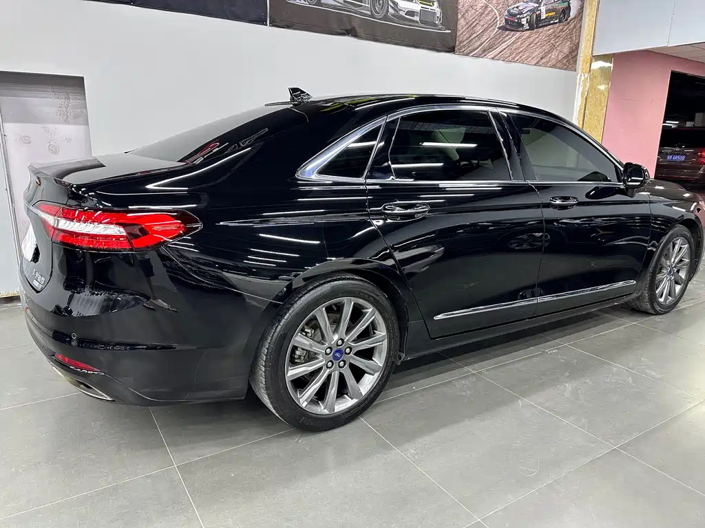 FORD TAURUS 2019