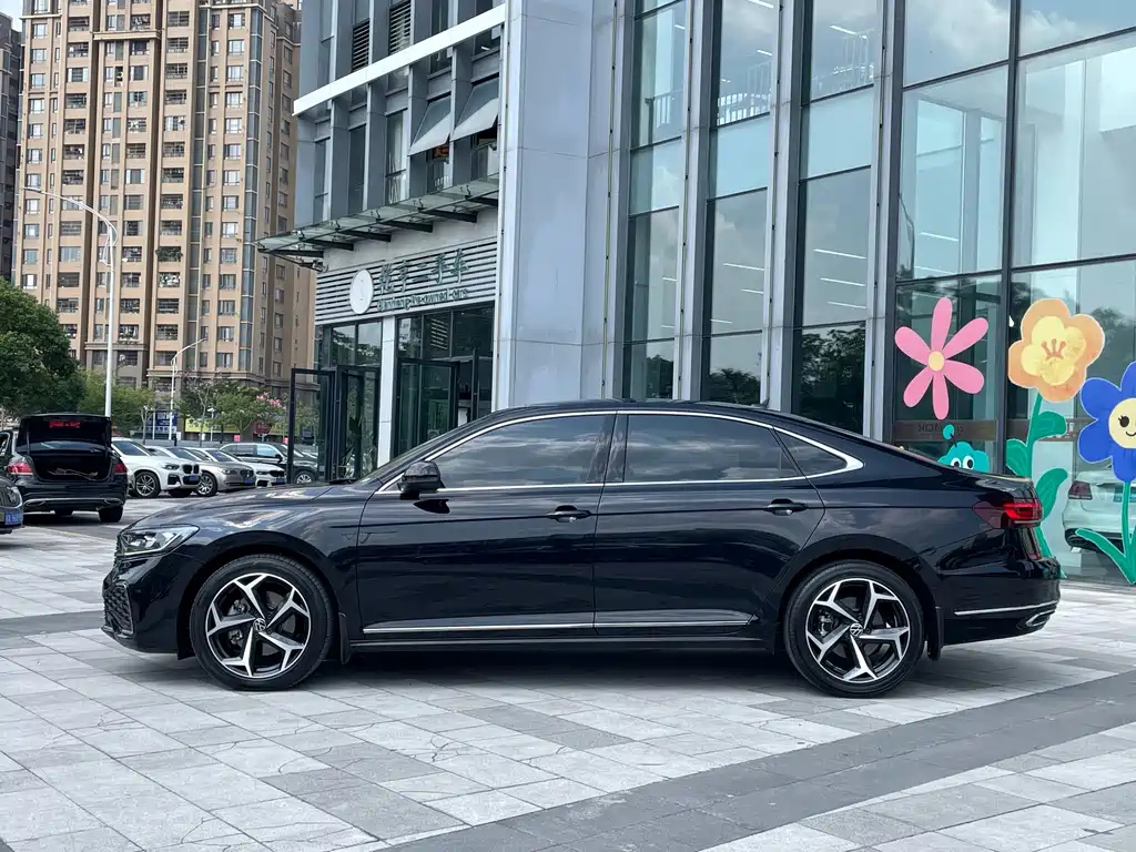 VOLKSWAGEN PASSAT 2024
