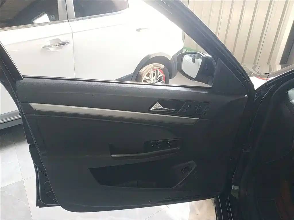 VOLKSWAGEN LAVIDA 2015
