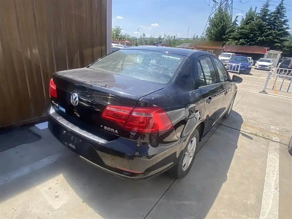 VOLKSWAGEN BORA 2013