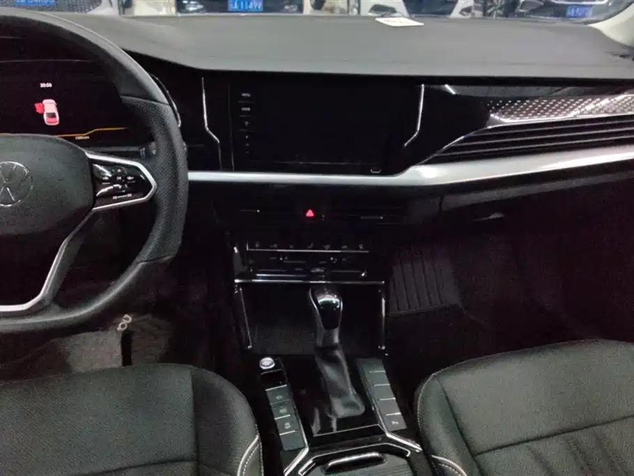 VOLKSWAGEN PASSAT 2024