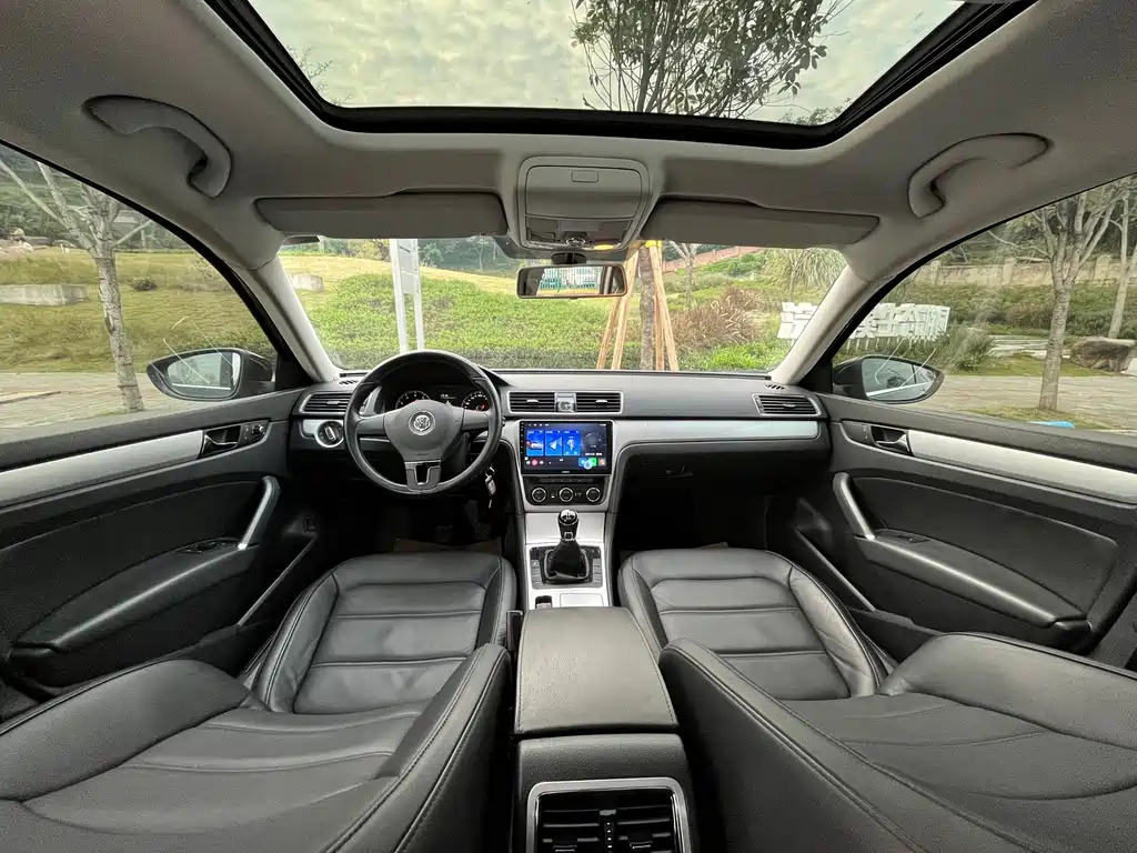 VOLKSWAGEN PASSAT 2012