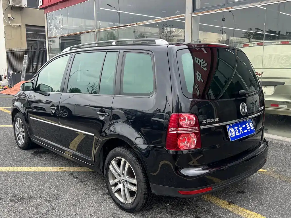 VOLKSWAGEN TOURAN 2010