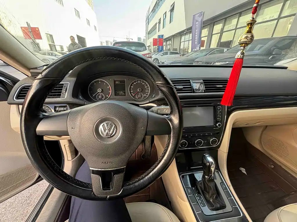 VOLKSWAGEN PASSAT 2014