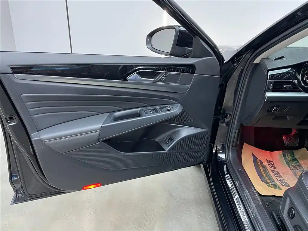 VOLKSWAGEN PASSAT 2023