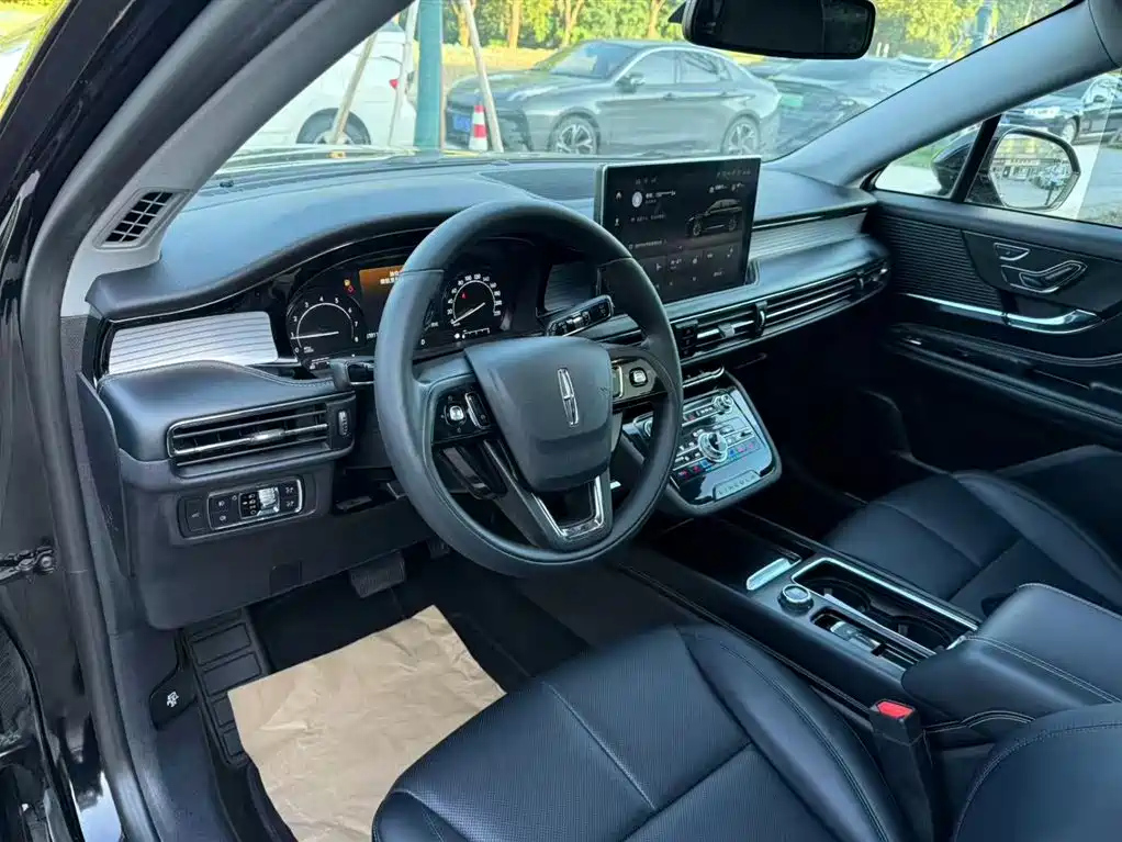 LINCOLN ADVENTURER 2021