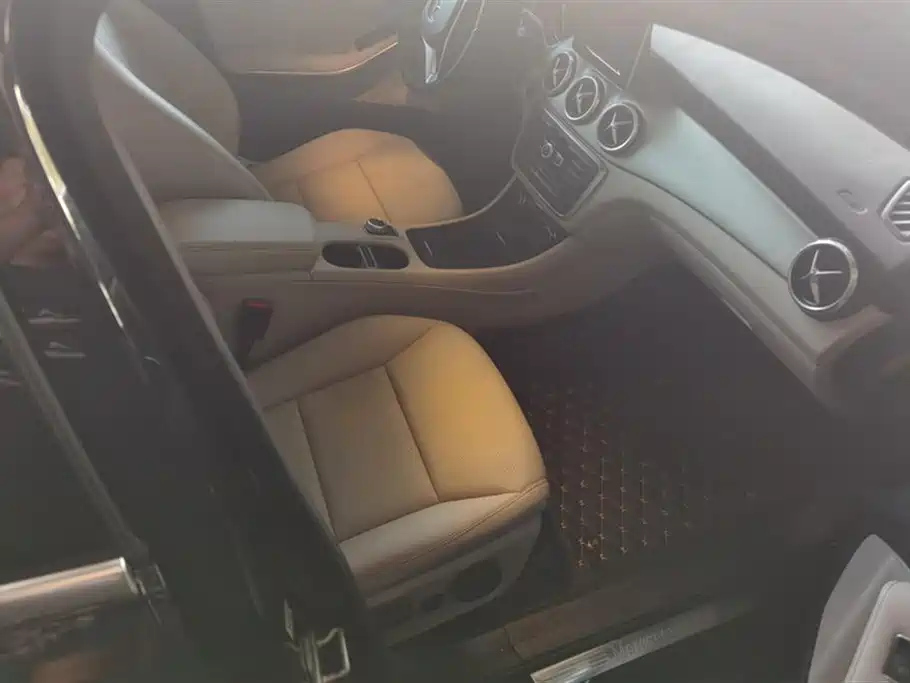 MERCEDES BENZ GLA 2015