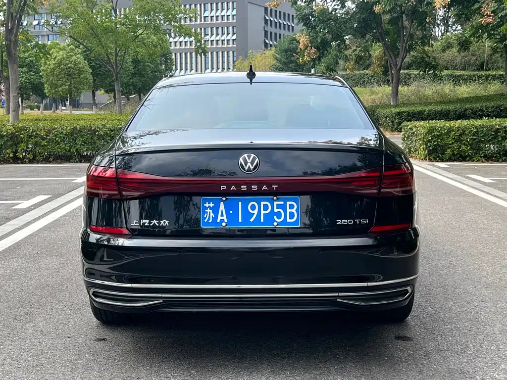 VOLKSWAGEN PASSAT 2023