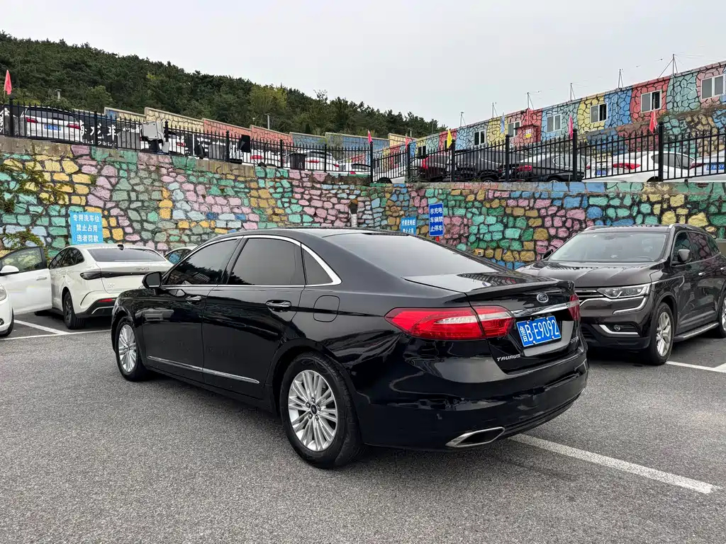 FORD TAURUS 2015