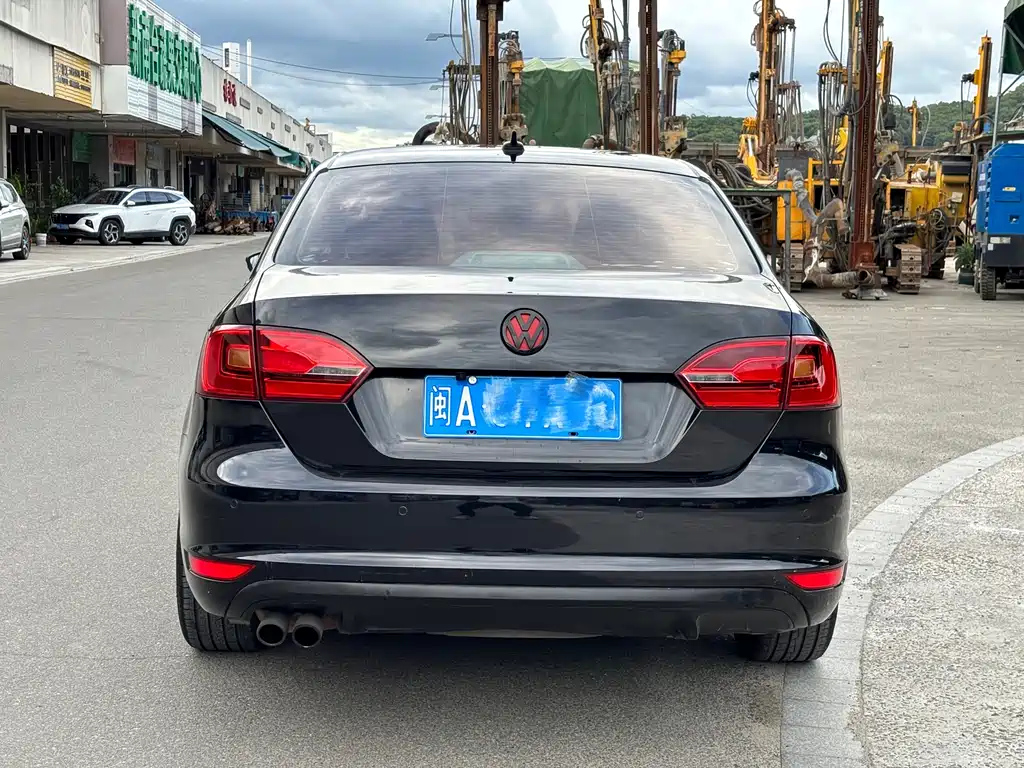VOLKSWAGEN SAGITAR 2014