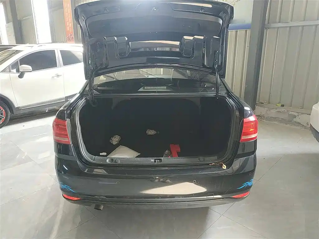 VOLKSWAGEN LAVIDA 2015