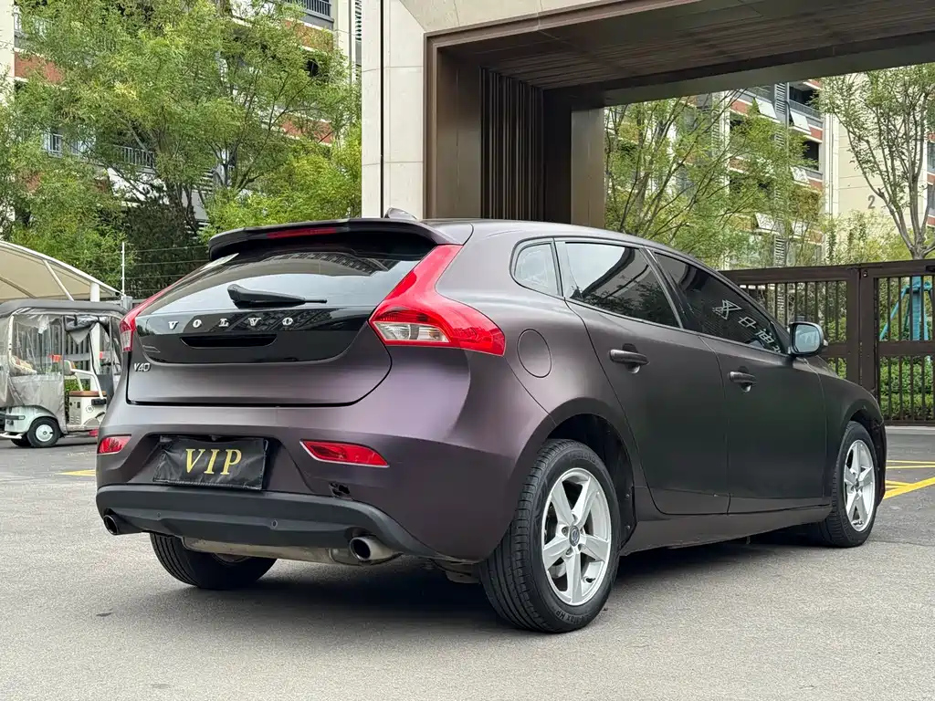 VOLVO V40 2016