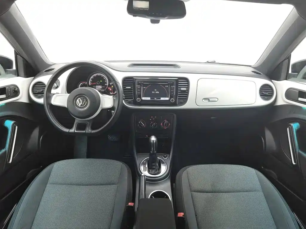 VOLKSWAGEN BEETLE 2014