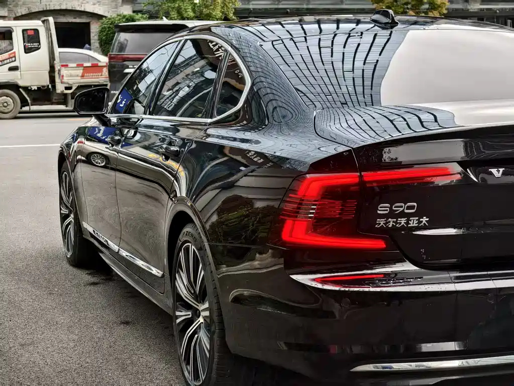 VOLVO S90 2025
