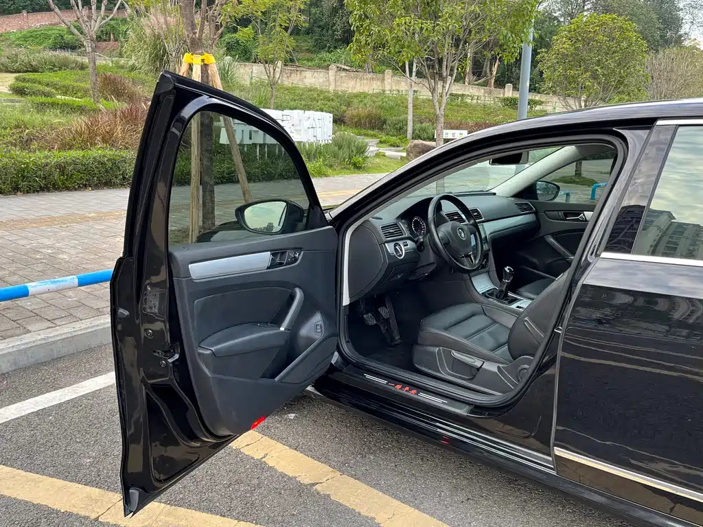 VOLKSWAGEN PASSAT 2012