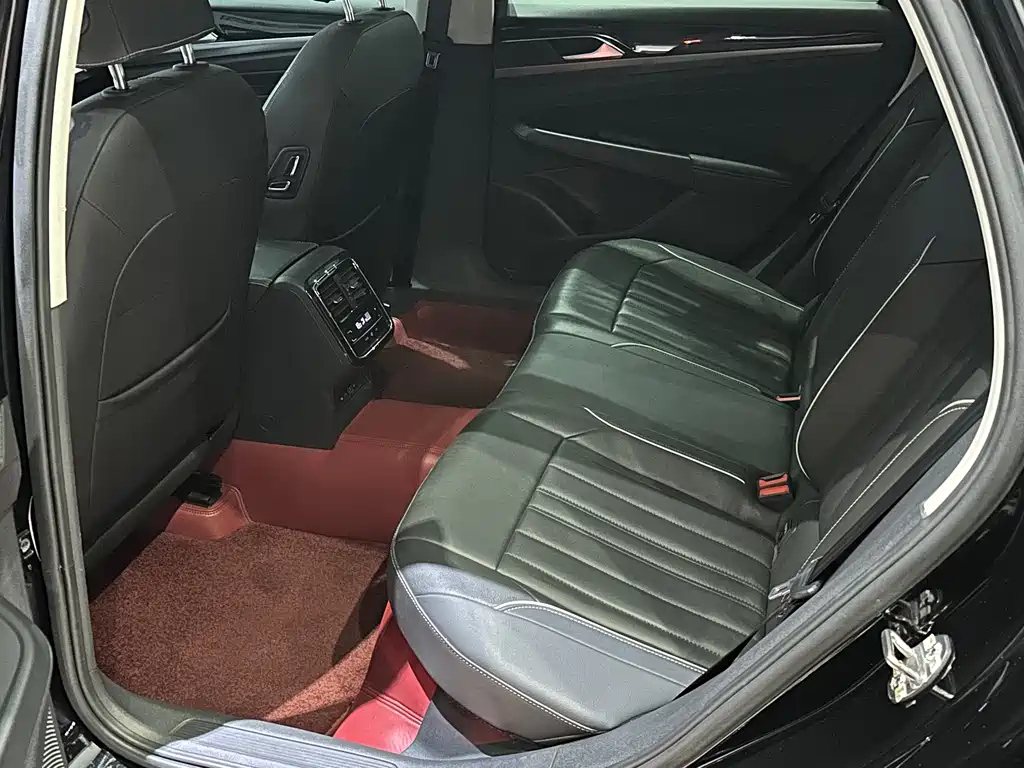 VOLKSWAGEN PASSAT 2023
