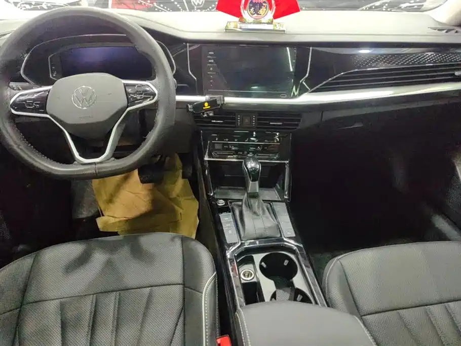 VOLKSWAGEN PASSAT 2024
