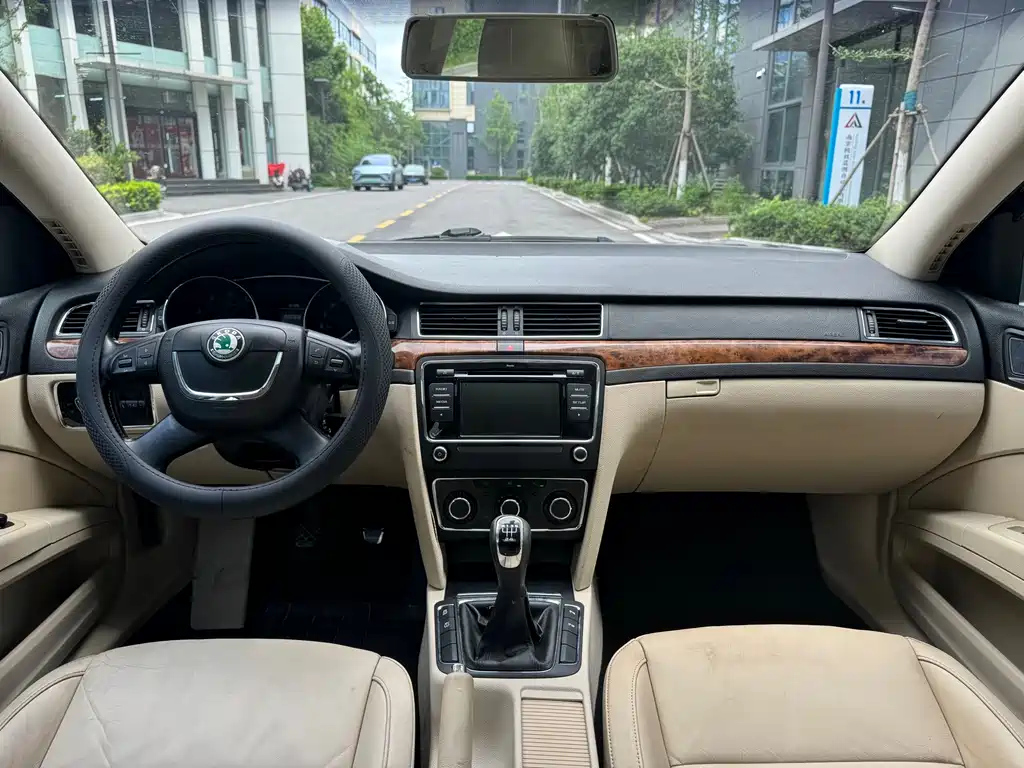 SKODA SUPERB 2012