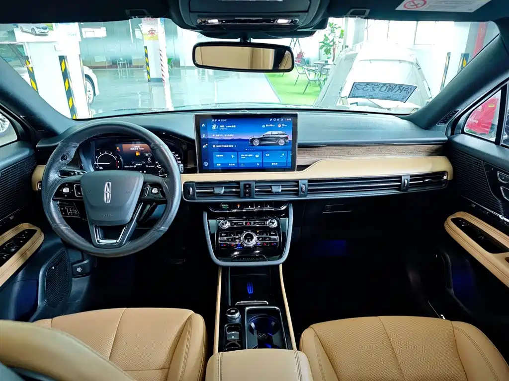 LINCOLN ADVENTURER 2020