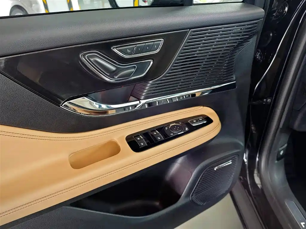 LINCOLN ADVENTURER 2020