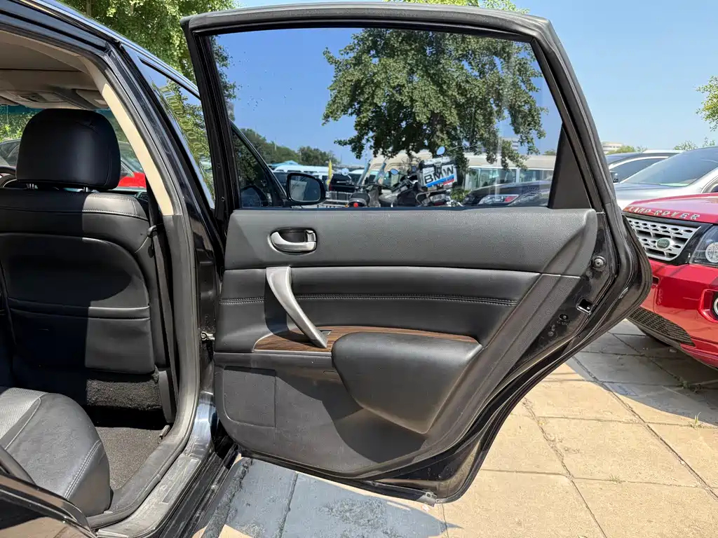 NISSAN TEANA 2011