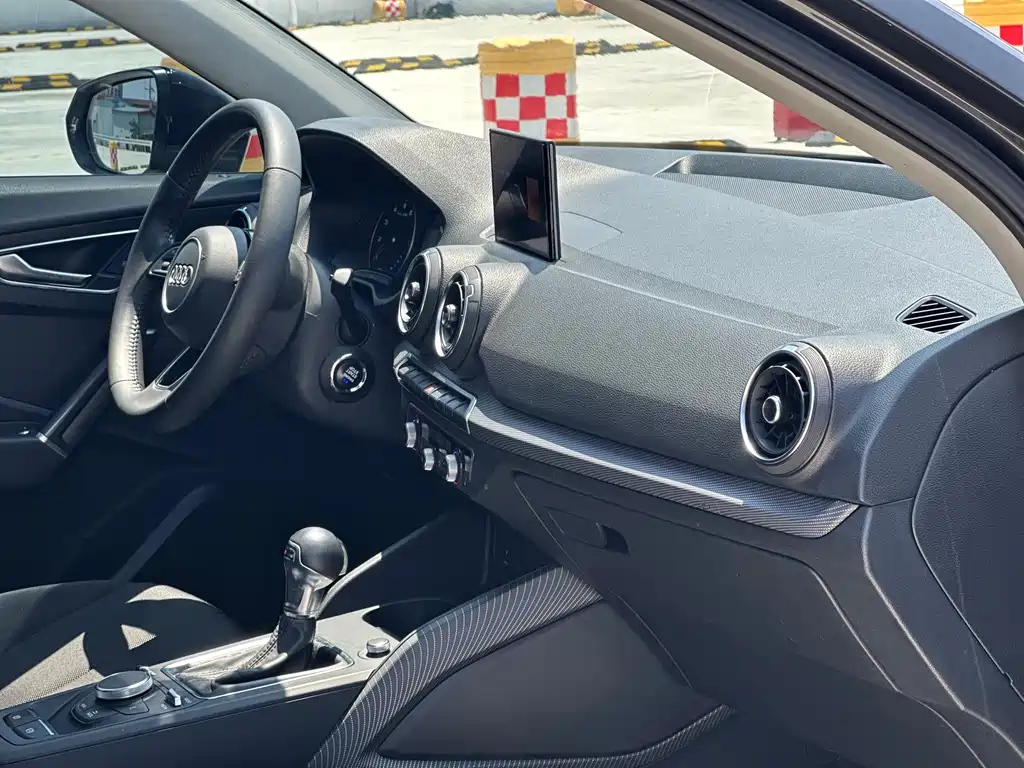 AUDI Q2L 2018