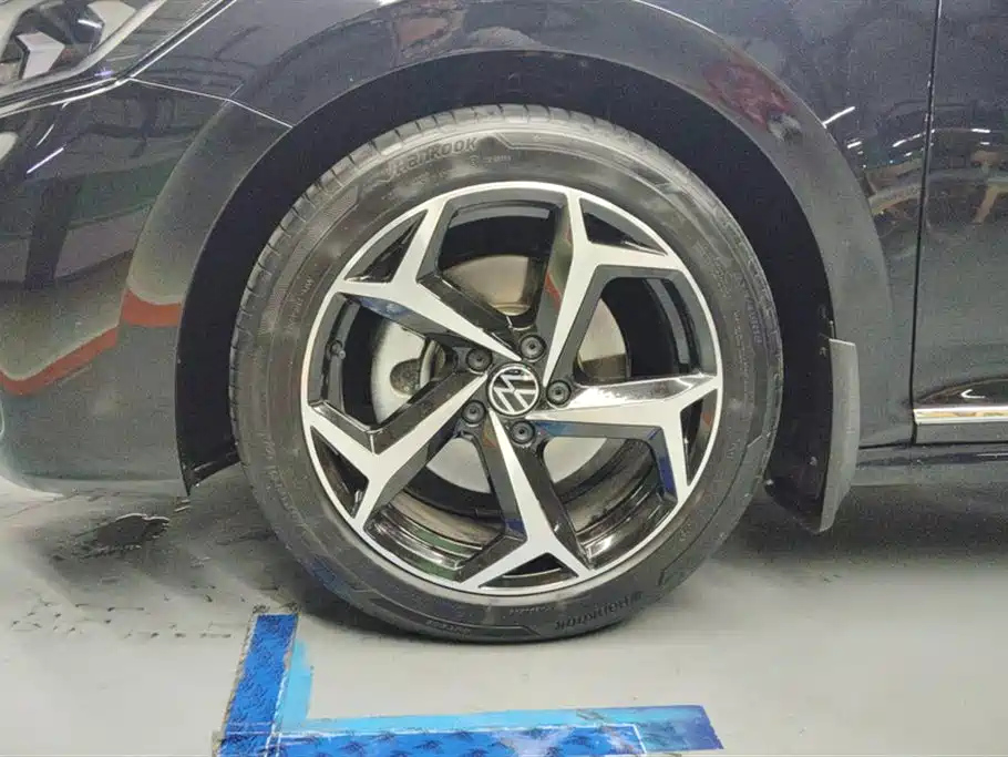 VOLKSWAGEN PASSAT 2024