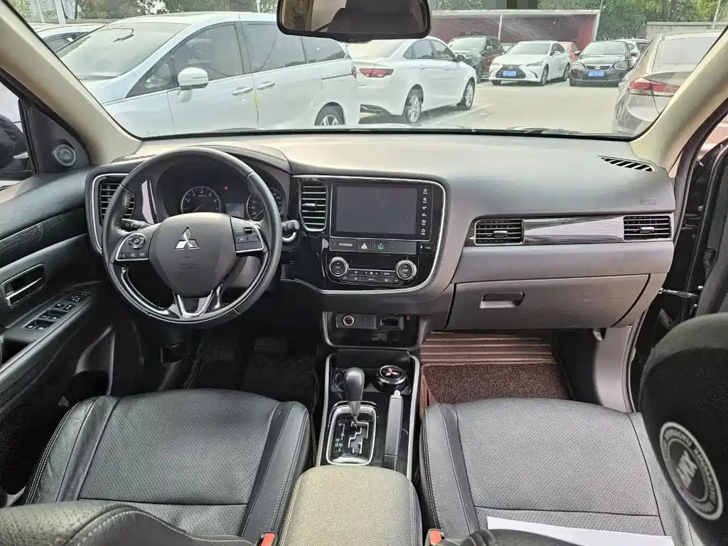 MITSUBISHI OUTLANDER 2017