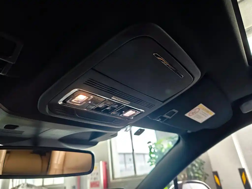 LINCOLN ADVENTURER 2020