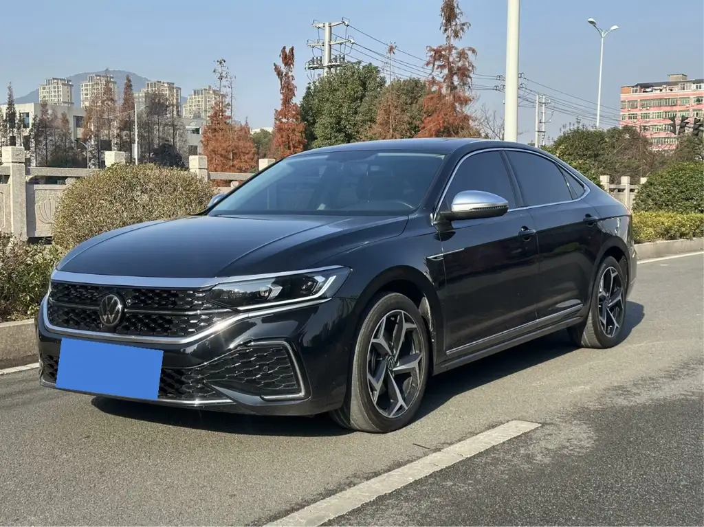 VOLKSWAGEN PASSAT 2023