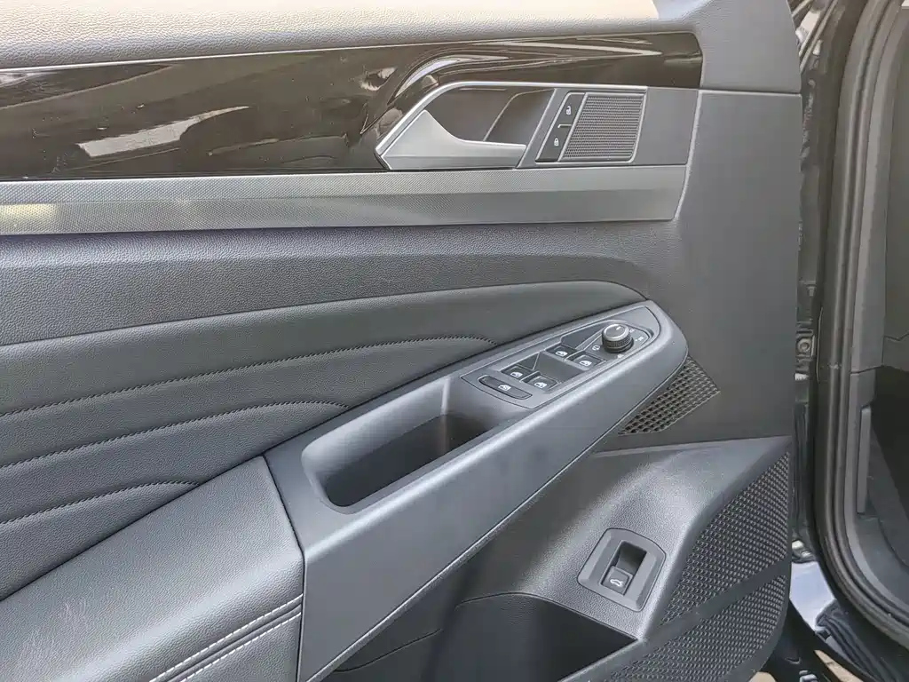 VOLKSWAGEN PASSAT 2025