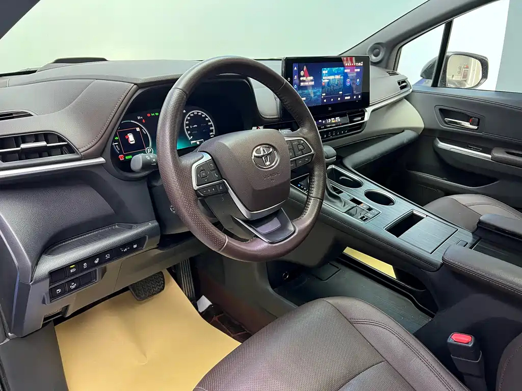 TOYOTA GRANVIA 2023