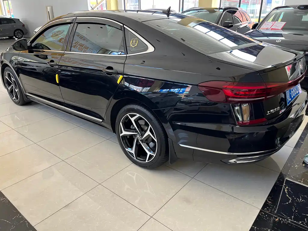 VOLKSWAGEN PASSAT 2024