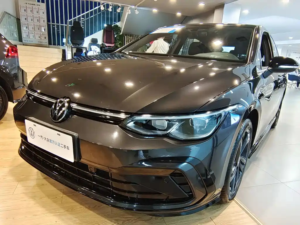 VOLKSWAGEN GOLF 2023