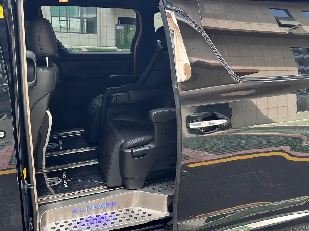 TOYOTA ALPHARD 2012