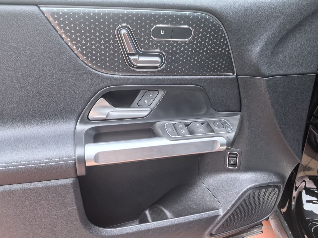 MERCEDES BENZ GLB 2024