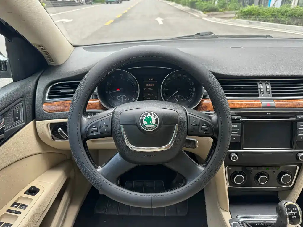 SKODA SUPERB 2012